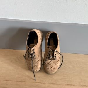 I’m selling boys shoes